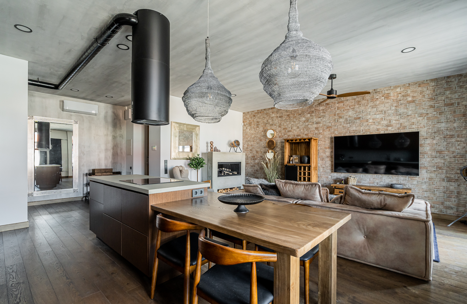 Stilinga svetainė su minkšta sofa ir senamiesčio charakteriu