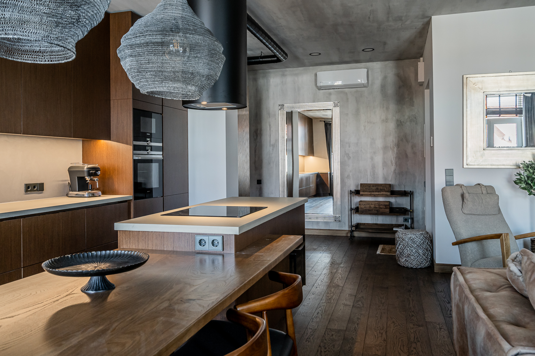 Stilinga svetainė su minkšta sofa ir senamiesčio charakteriu