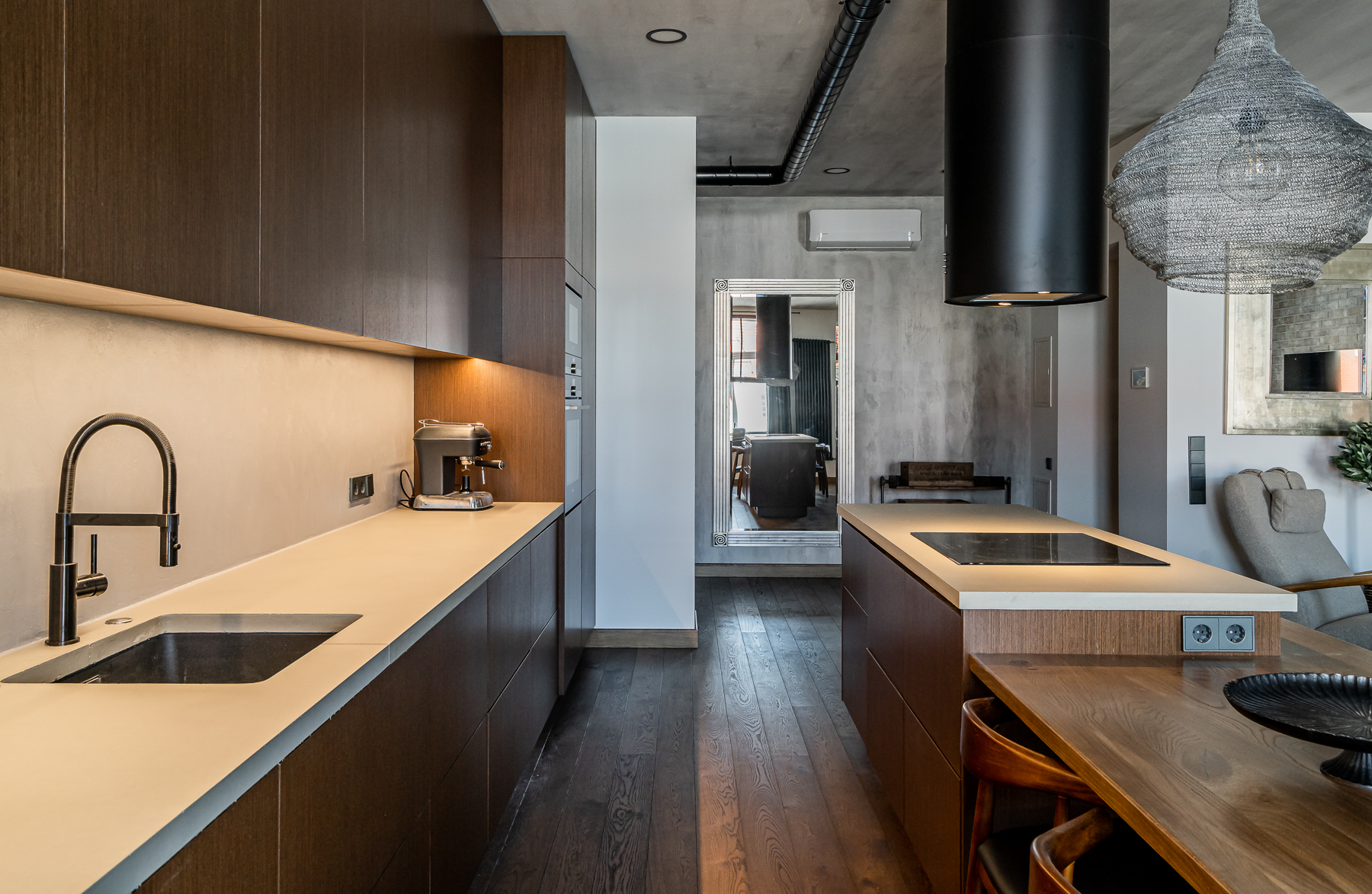 Stilinga virtuvė su moderniais sprendimais