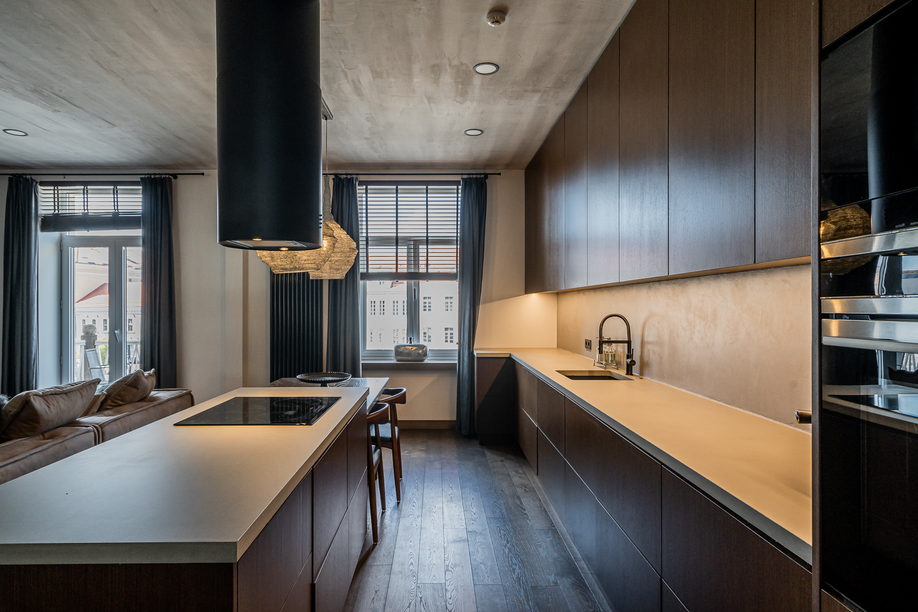 Stilinga virtuvė su moderniais sprendimais