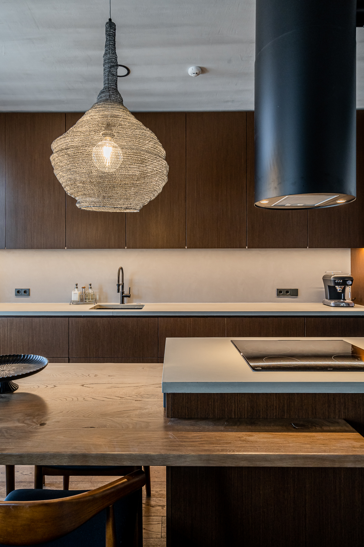 Stilinga virtuvė su moderniais sprendimais