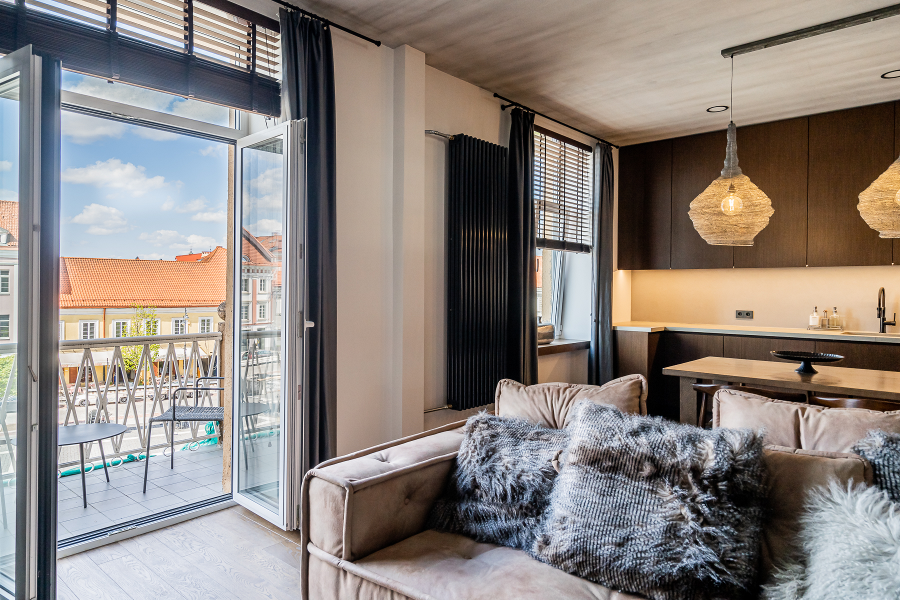 Stilinga svetainė su minkšta sofa ir senamiesčio charakteriu