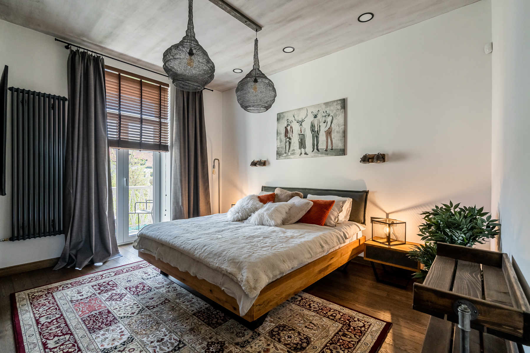 Modernus miegamasis su natūraliomis medžiagomis ir jaukia atmosfera