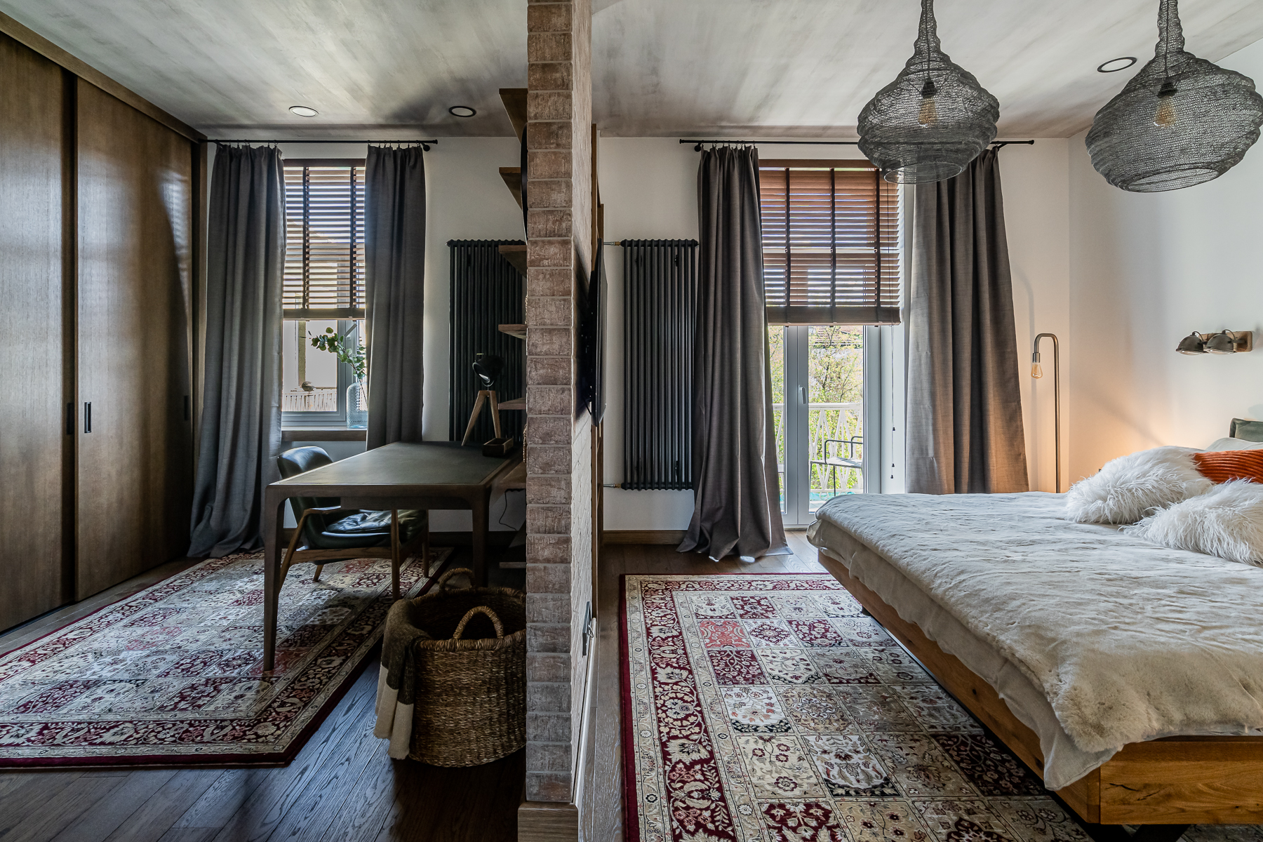 Modernus miegamasis su natūraliomis medžiagomis ir jaukia atmosfera