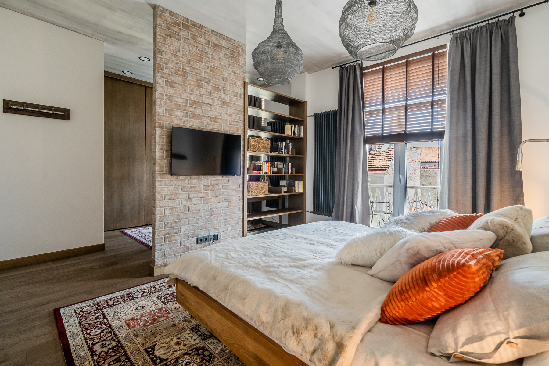 Modernus miegamasis su natūraliomis medžiagomis ir jaukia atmosfera