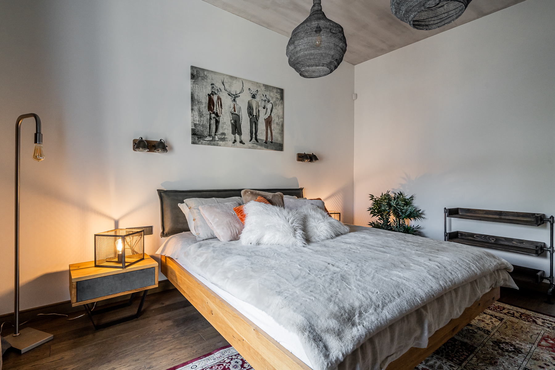 Miegamasis su dvigule lova ir švelniu apšvietimu