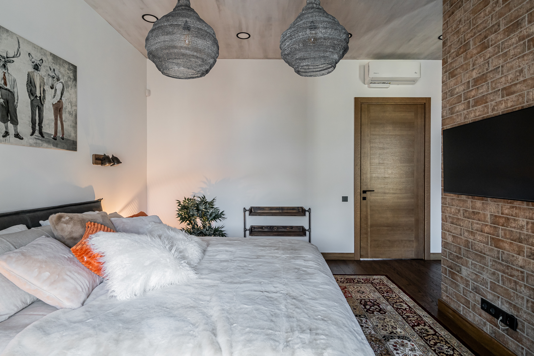 Miegamasis su dvigule lova ir švelniu apšvietimu