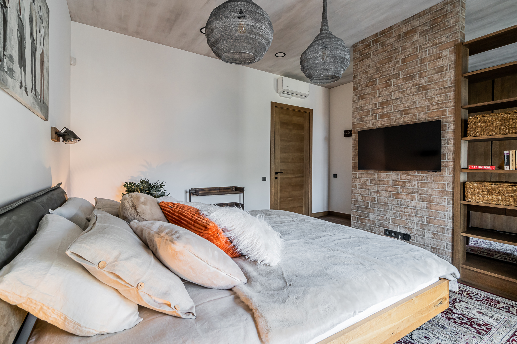 Miegamasis su dvigule lova ir švelniu apšvietimu