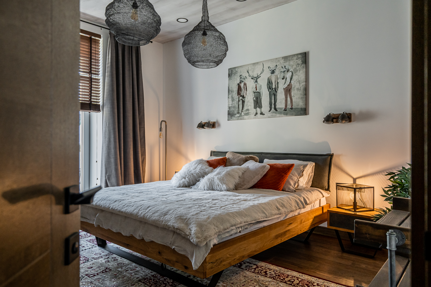 Miegamasis su dvigule lova ir švelniu apšvietimu