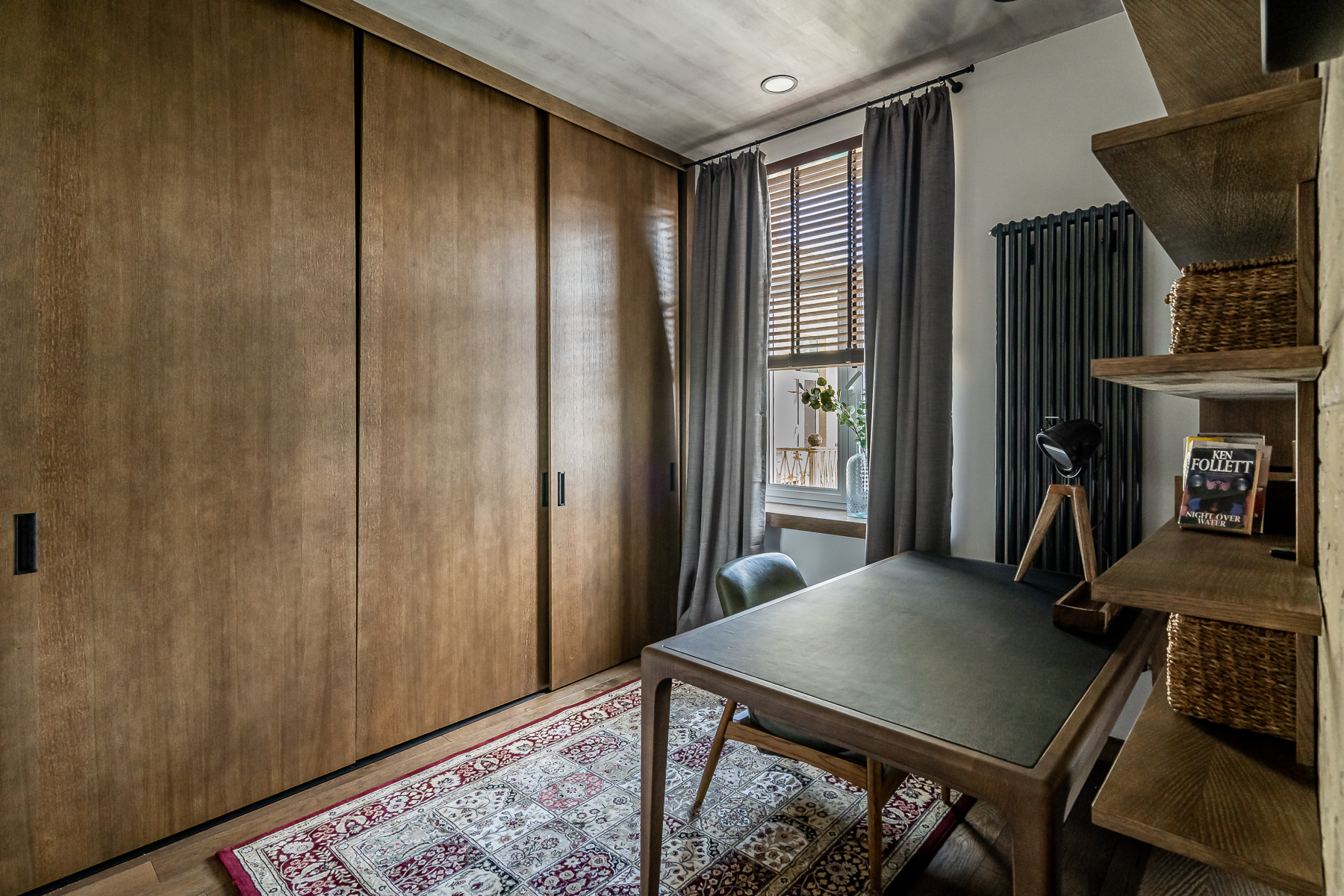 Modernus koridorius su švariomis linijomis ir natūraliais akcentais