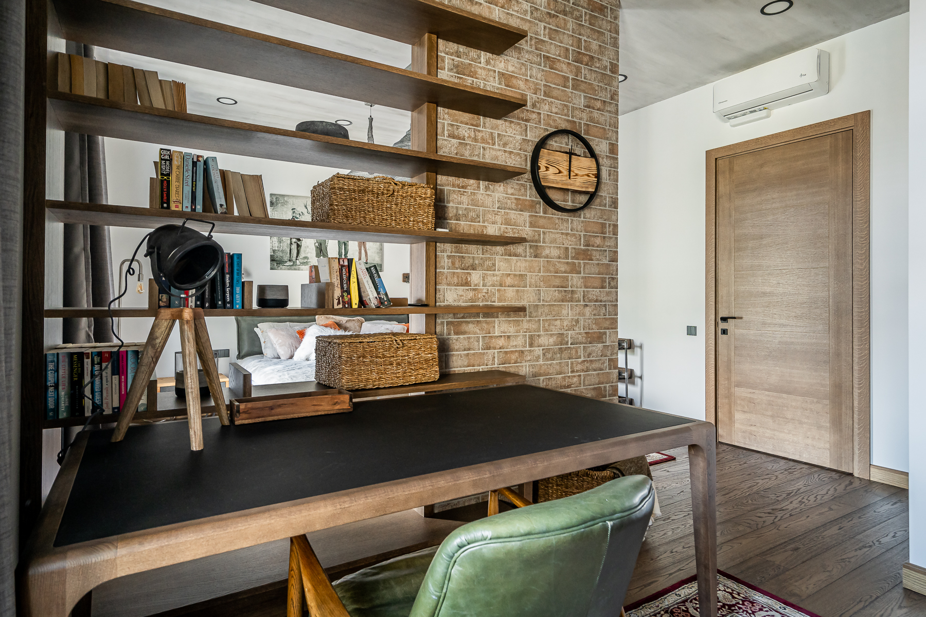 Darbo vieta su kompiuterio stalu