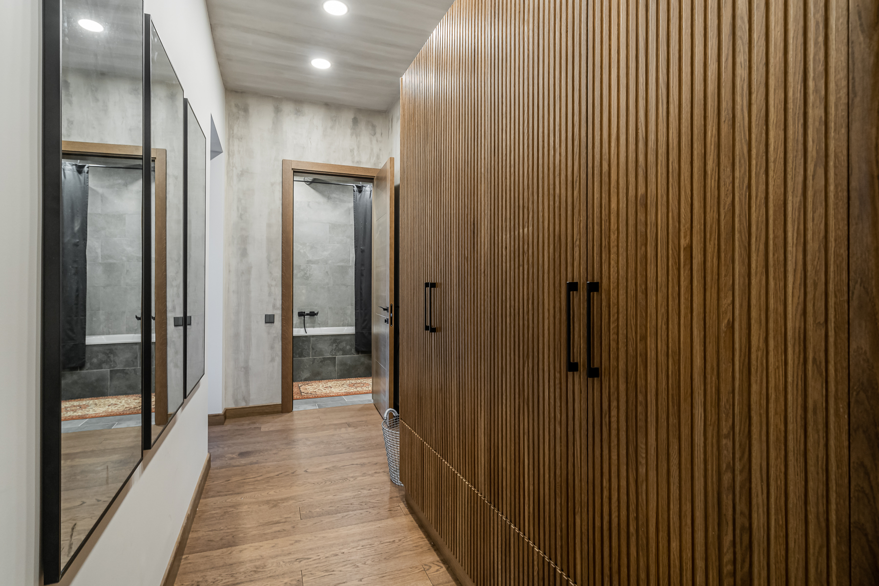 Modernus koridorius su švariomis linijomis ir natūraliais akcentais