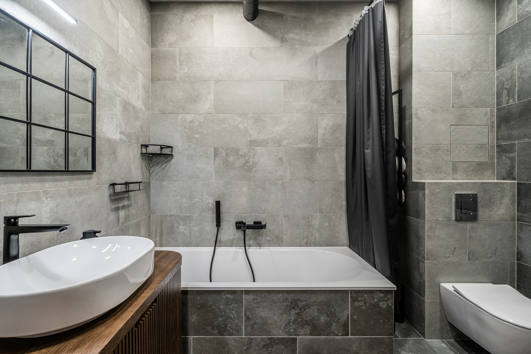 Vonios kambarys su stilingomis plytelėmis ir šiuolaikine santechnika