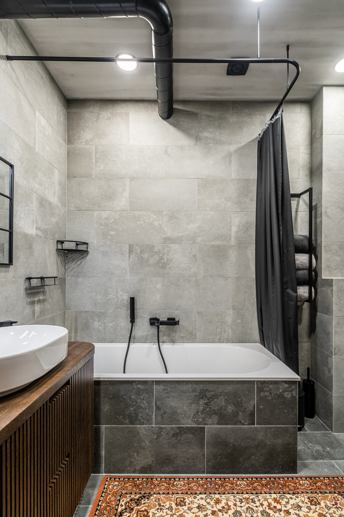 Vonios kambarys su stilingomis plytelėmis ir šiuolaikine santechnika