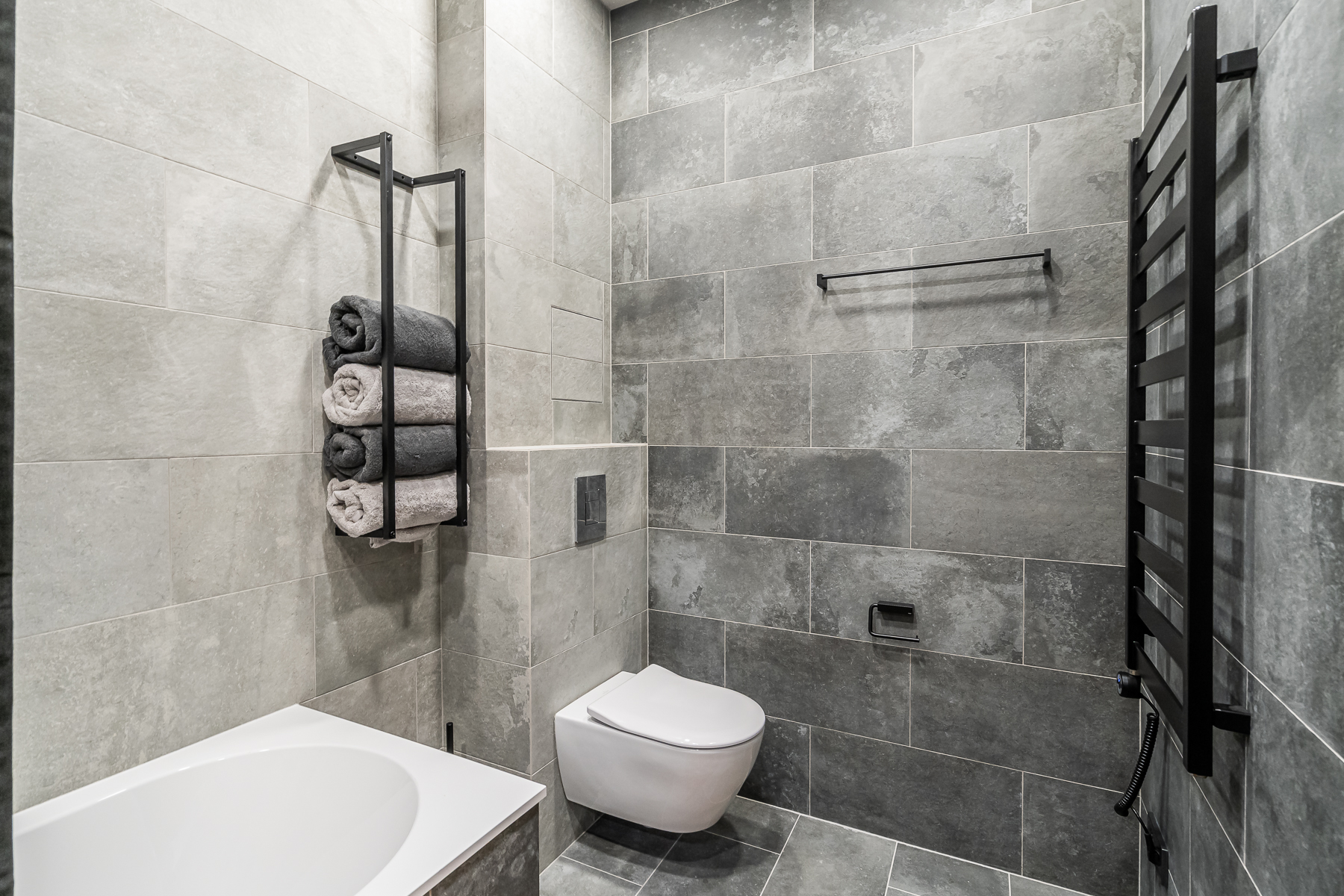 Vonios kambarys su stilingomis plytelėmis ir šiuolaikine santechnika