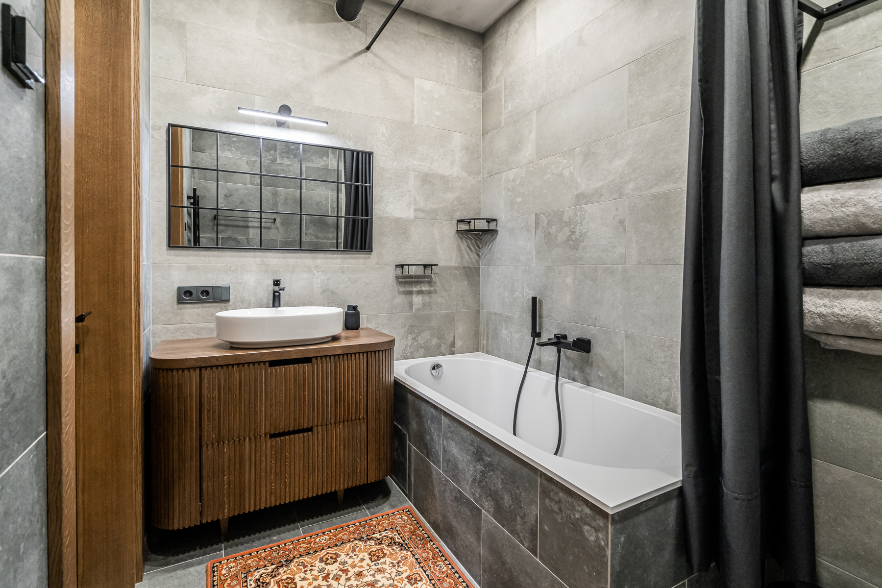 Vonios kambarys su stilingomis plytelėmis ir šiuolaikine santechnika