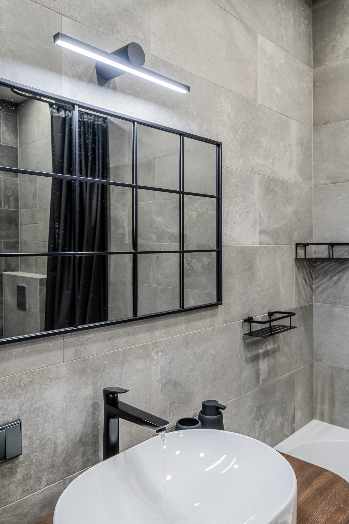 Vonios kambarys su stilingomis plytelėmis ir šiuolaikine santechnika