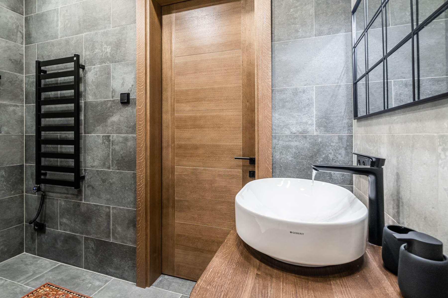 Vonios kambarys su stilingomis plytelėmis ir šiuolaikine santechnika