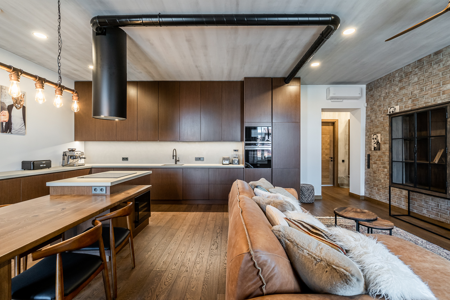 Moderni svetainė su dizaino baldais ir natūraliomis medžiagomis