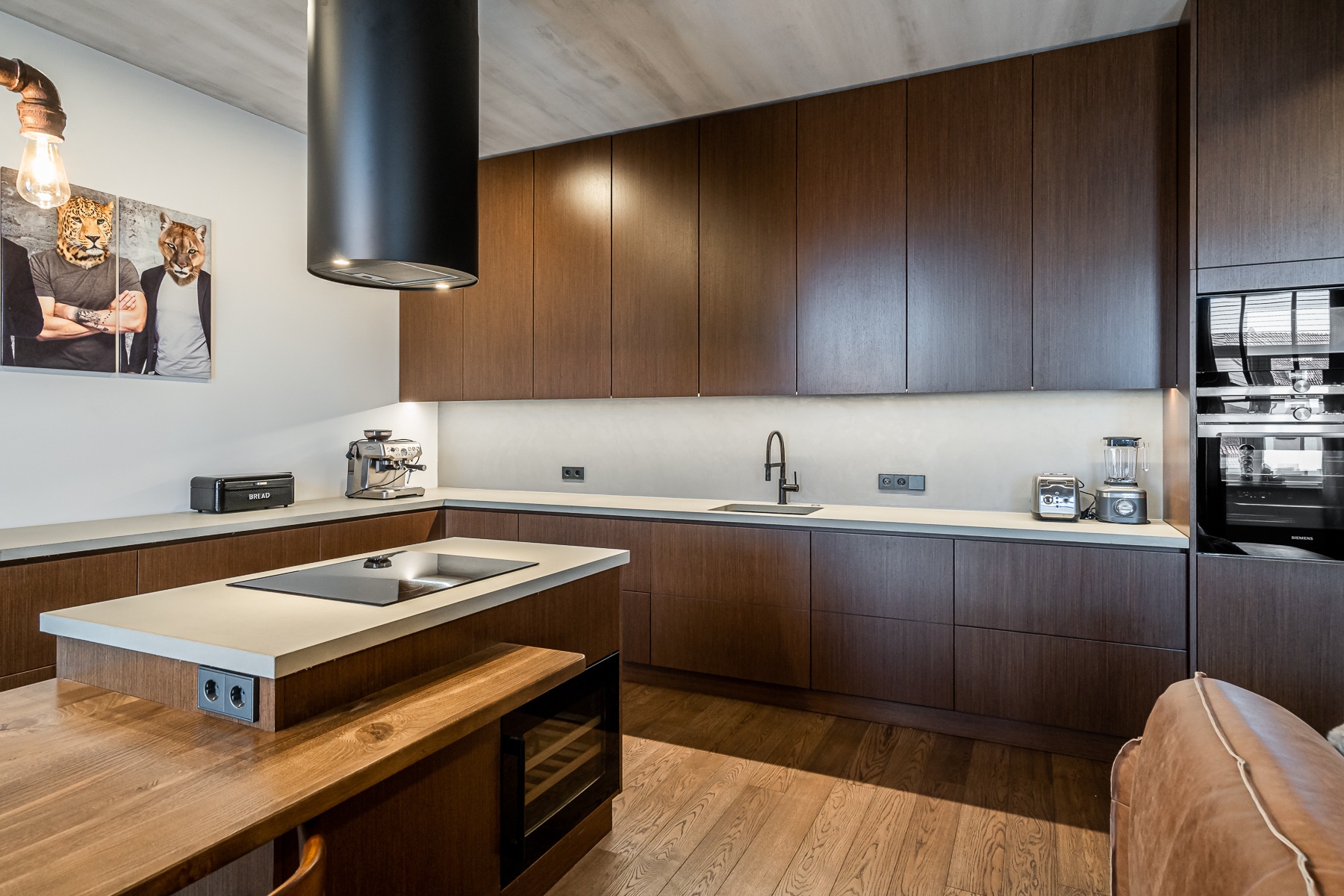 Šiuolaikiška virtuvė su integruota buitine technika ir medžio apdaila