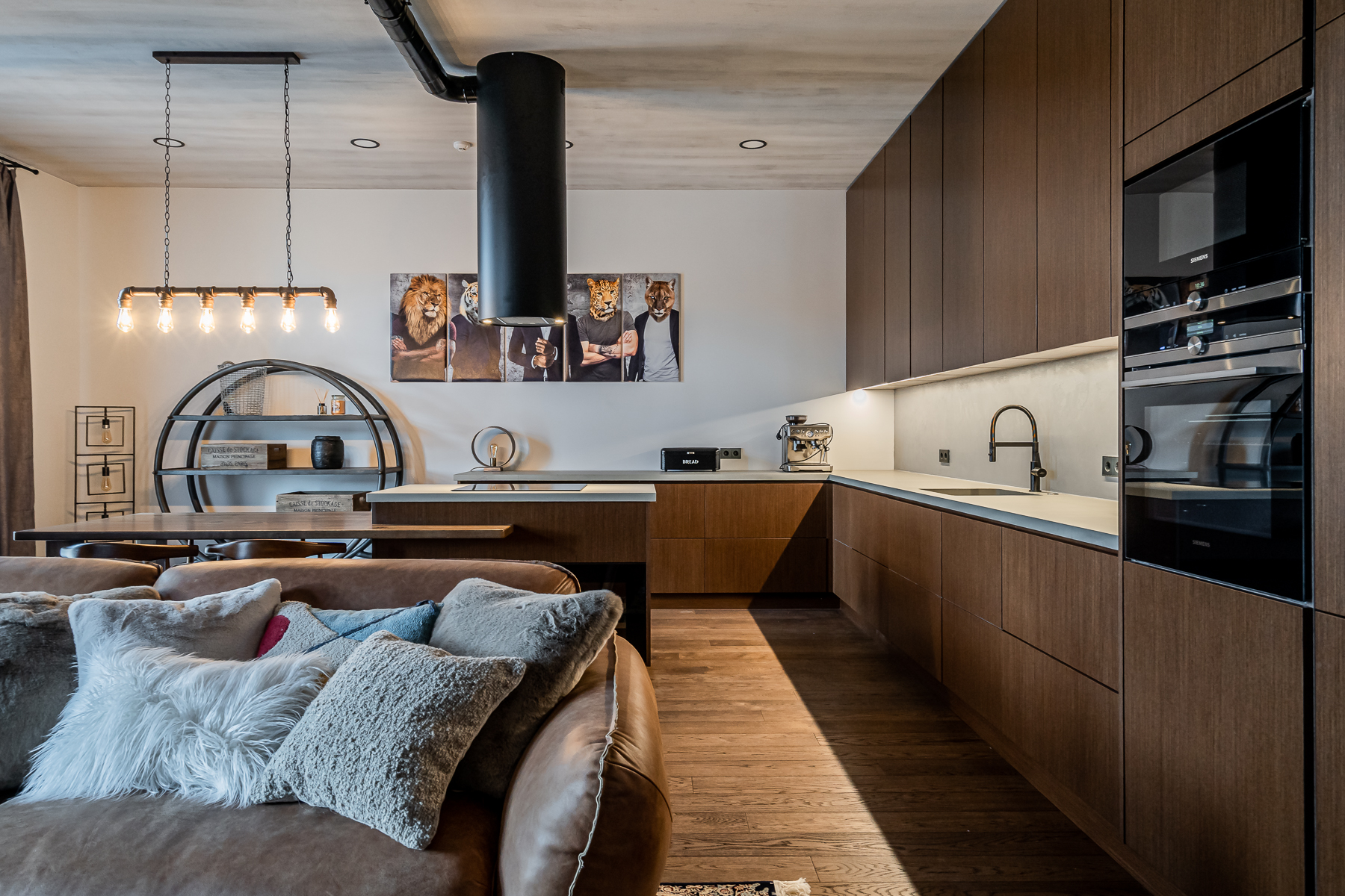 Moderni svetainė su dizaino baldais ir natūraliomis medžiagomis