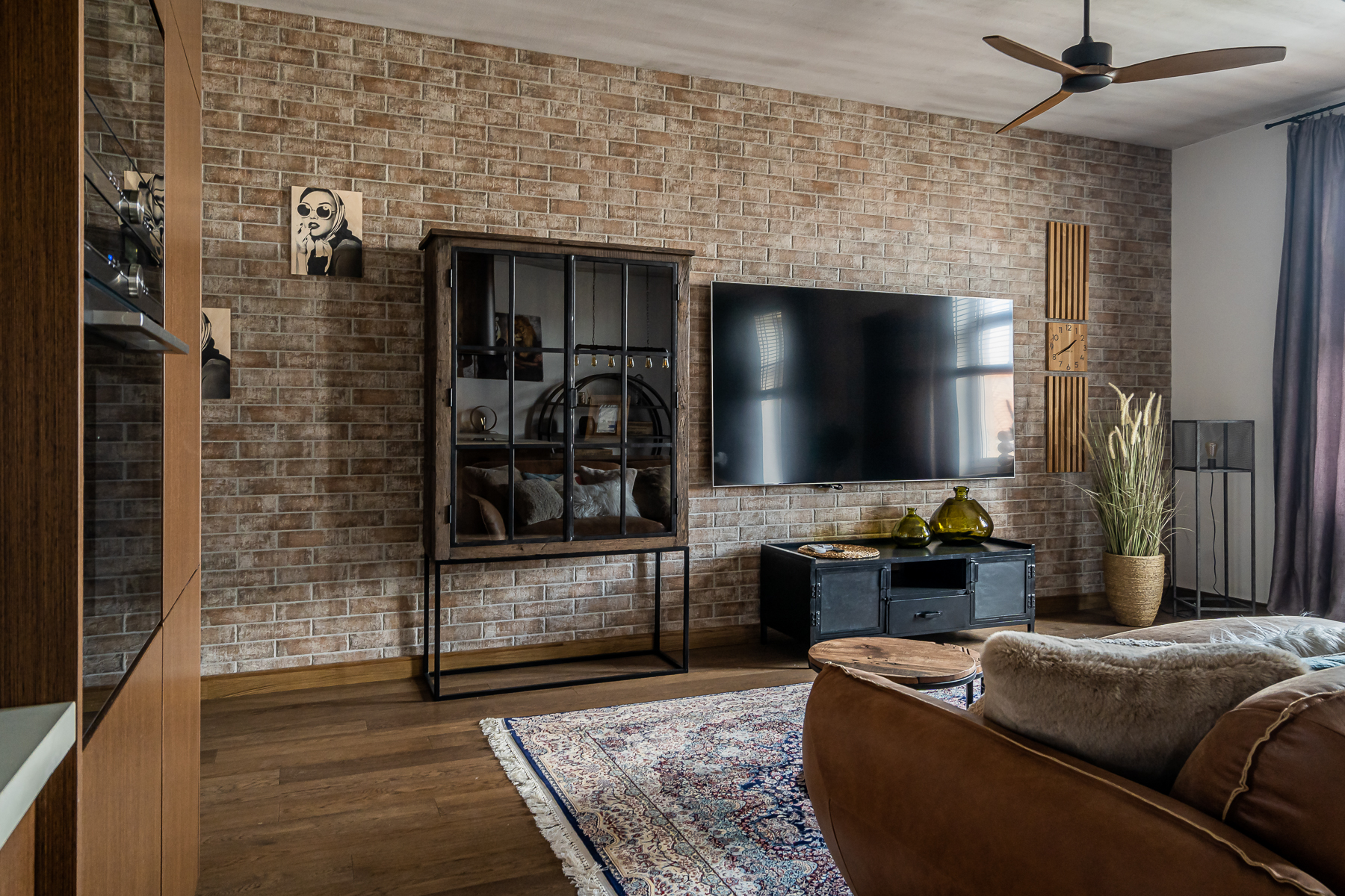 Moderni svetainė su dizaino baldais ir natūraliomis medžiagomis