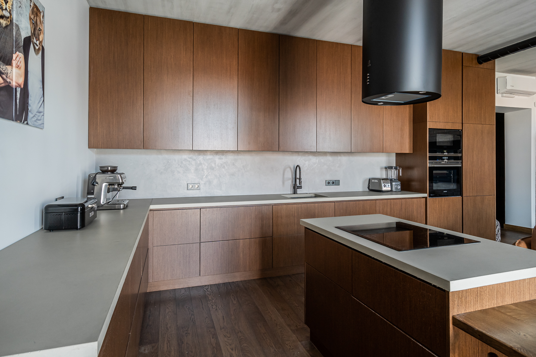 Šiuolaikiška virtuvė su integruota buitine technika ir medžio apdaila