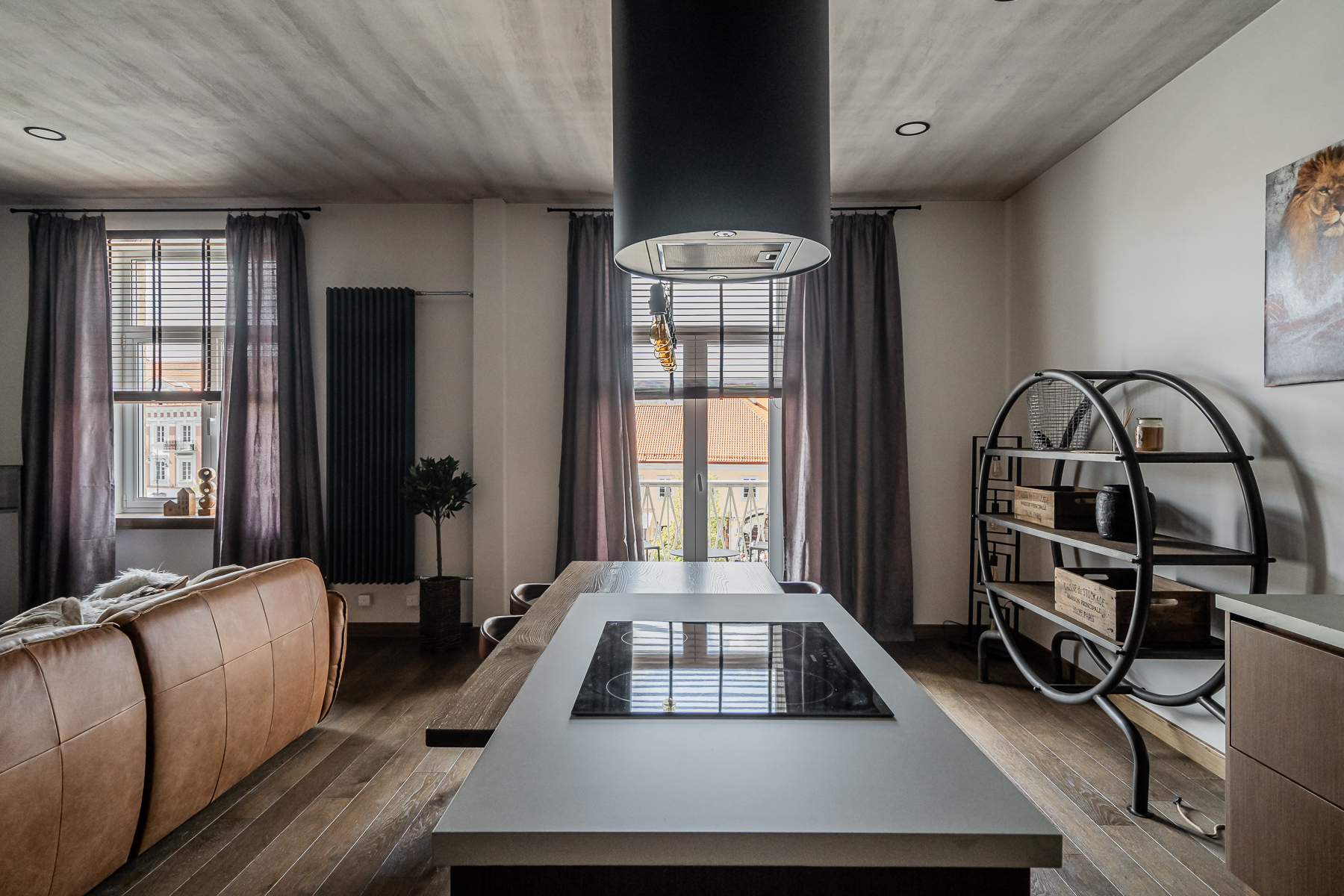 Moderni svetainė su dizaino baldais ir natūraliomis medžiagomis