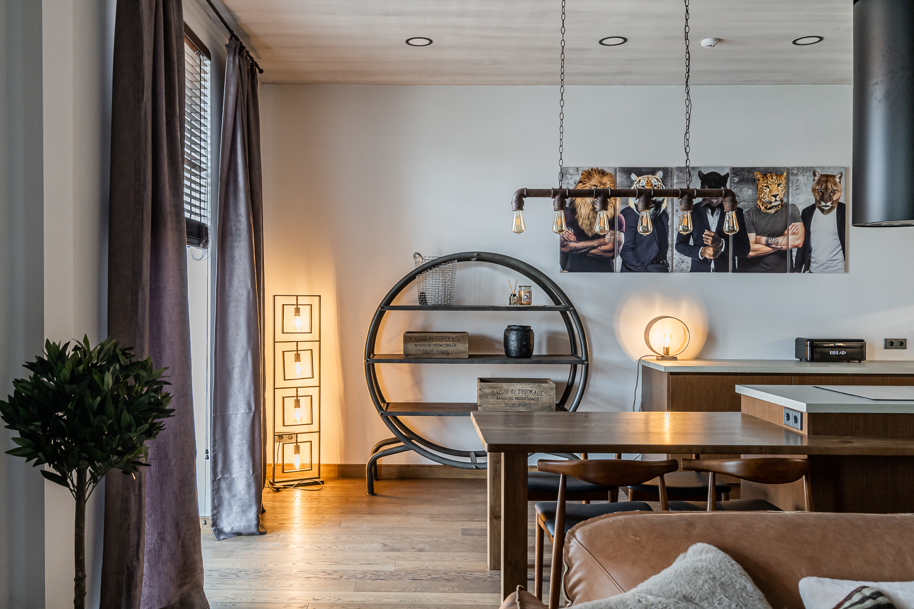 Šiuolaikiška virtuvė su integruota buitine technika ir medžio apdaila