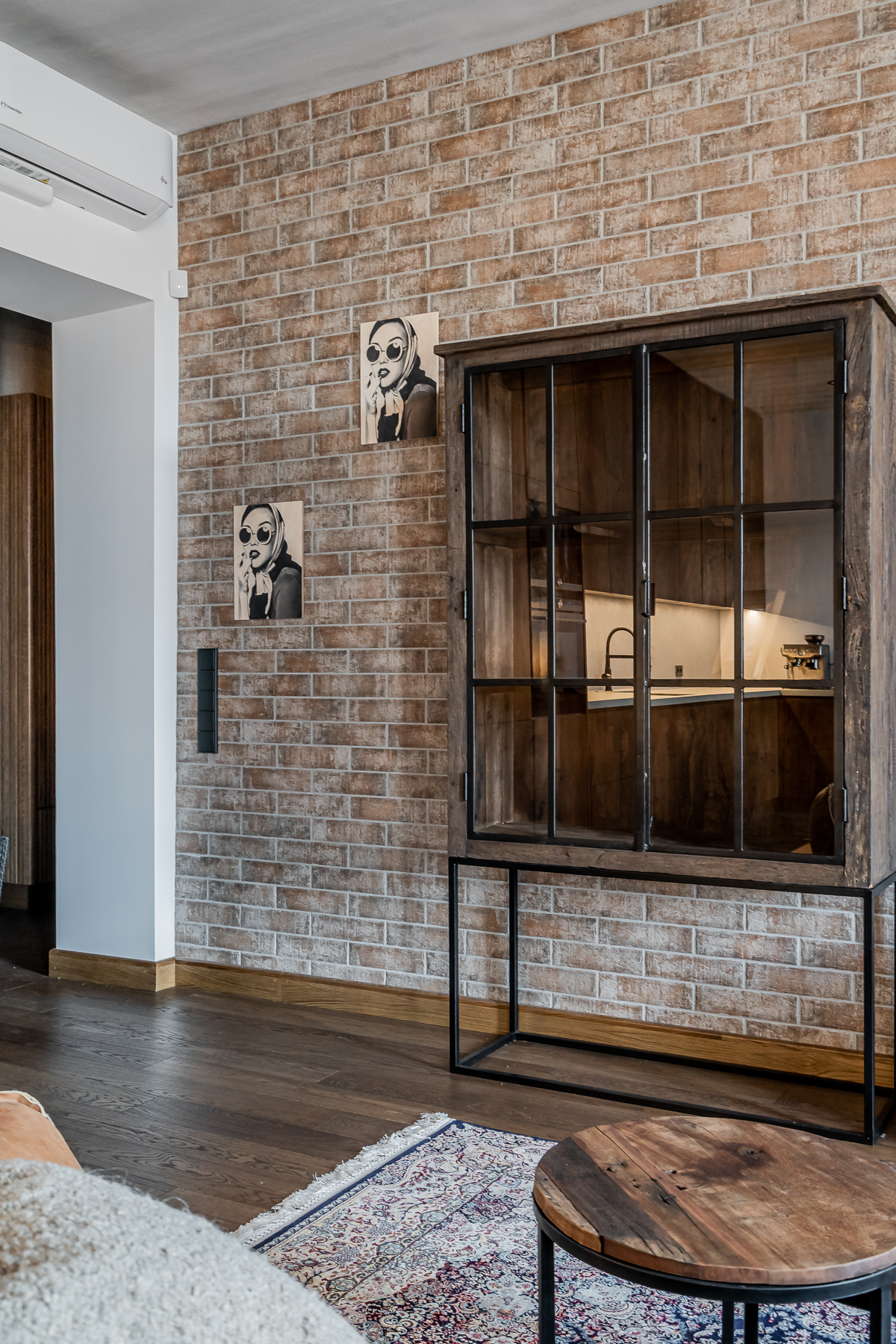 Interjero akcentai - moderni medinė spinta