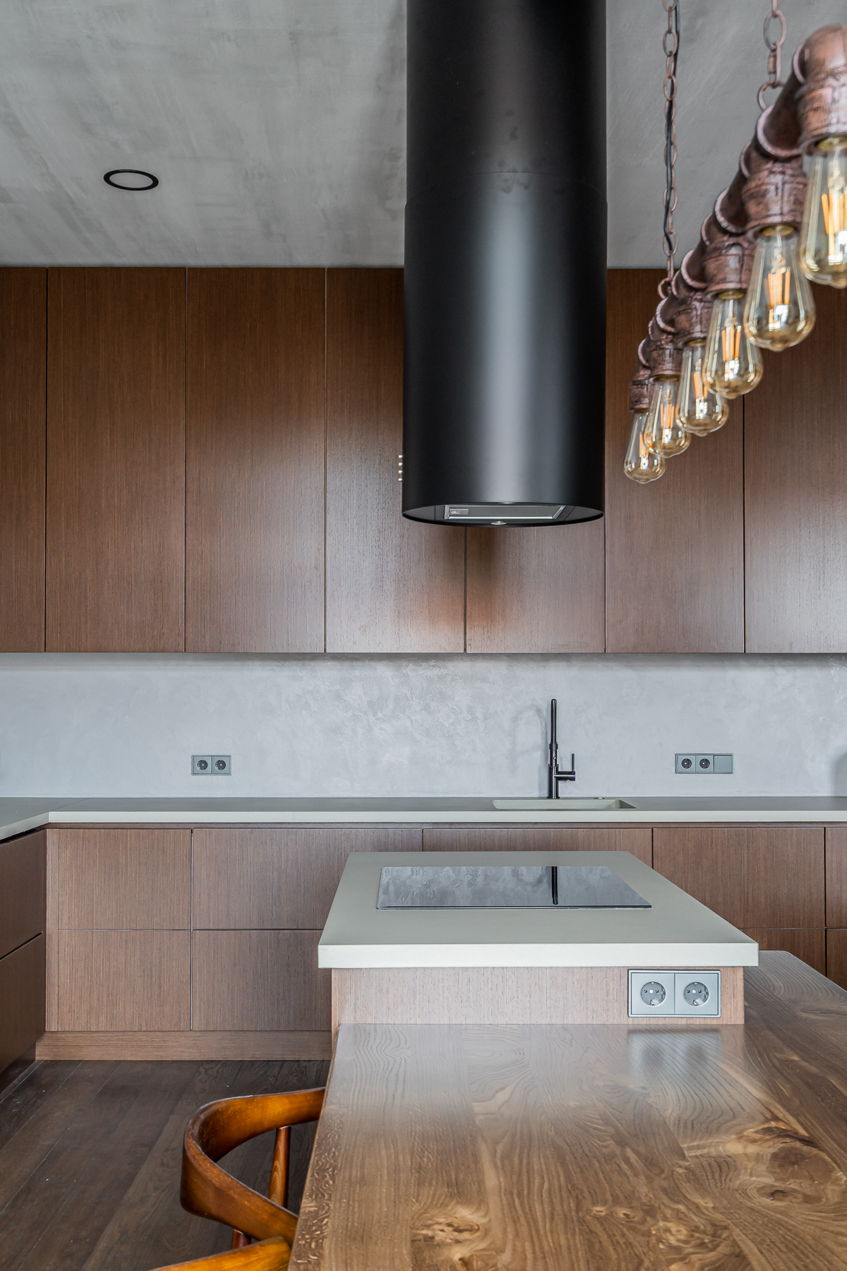 Šiuolaikiška virtuvė su integruota buitine technika ir medžio apdaila