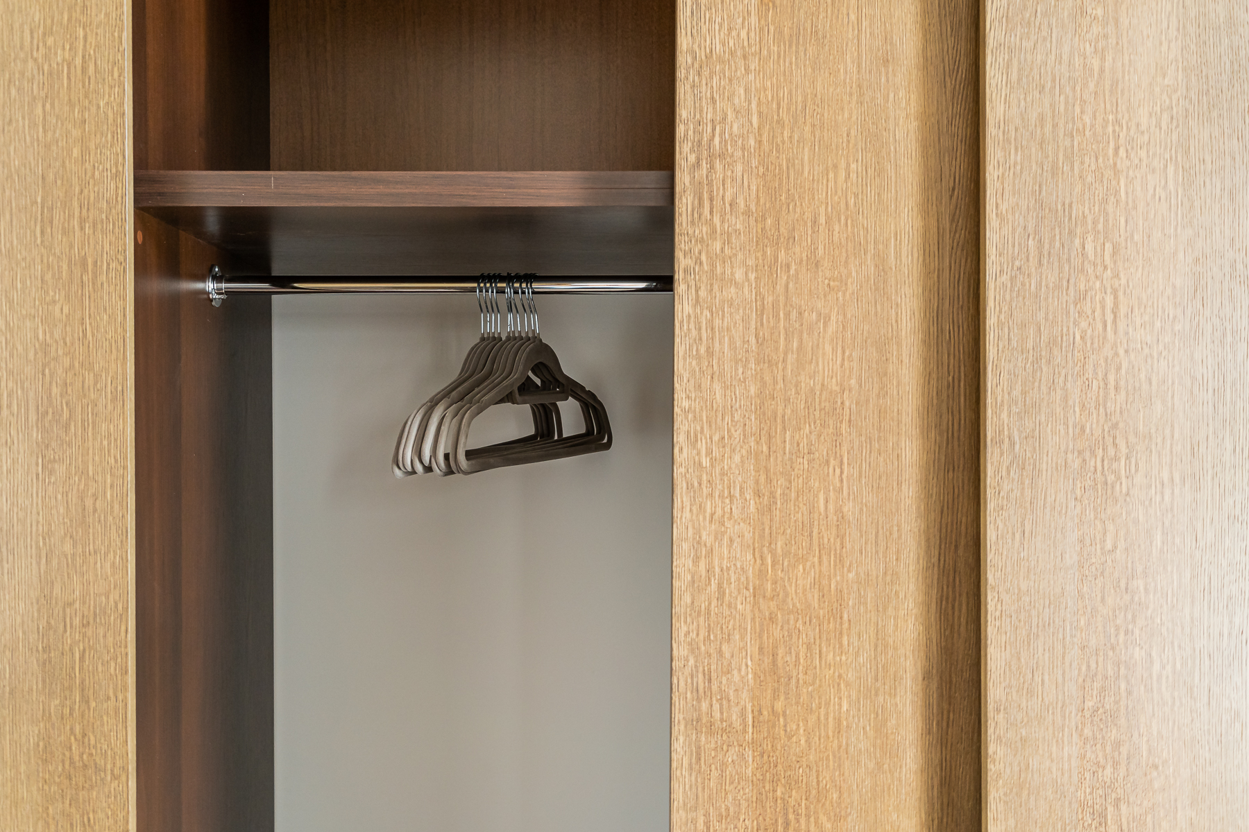 Įmontuojama drabužių spinta iš medžio