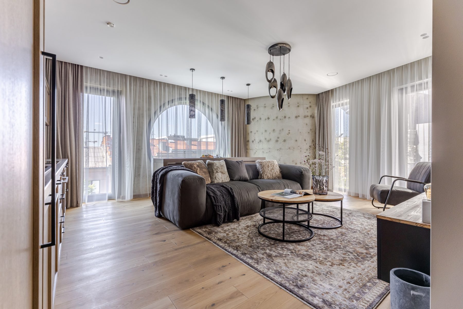 Moderni virtuvė su integruota buitine technika ir valgomuoju