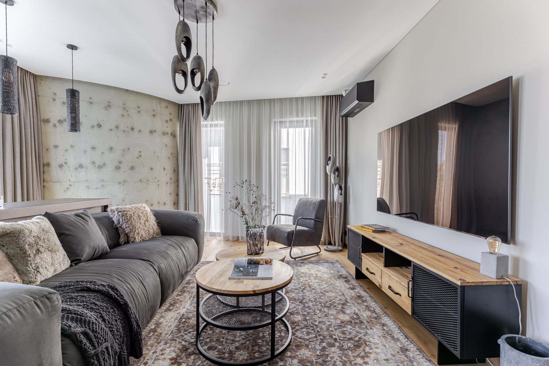 Moderni svetainė su jaukia atmosfera ir natūralia šviesa