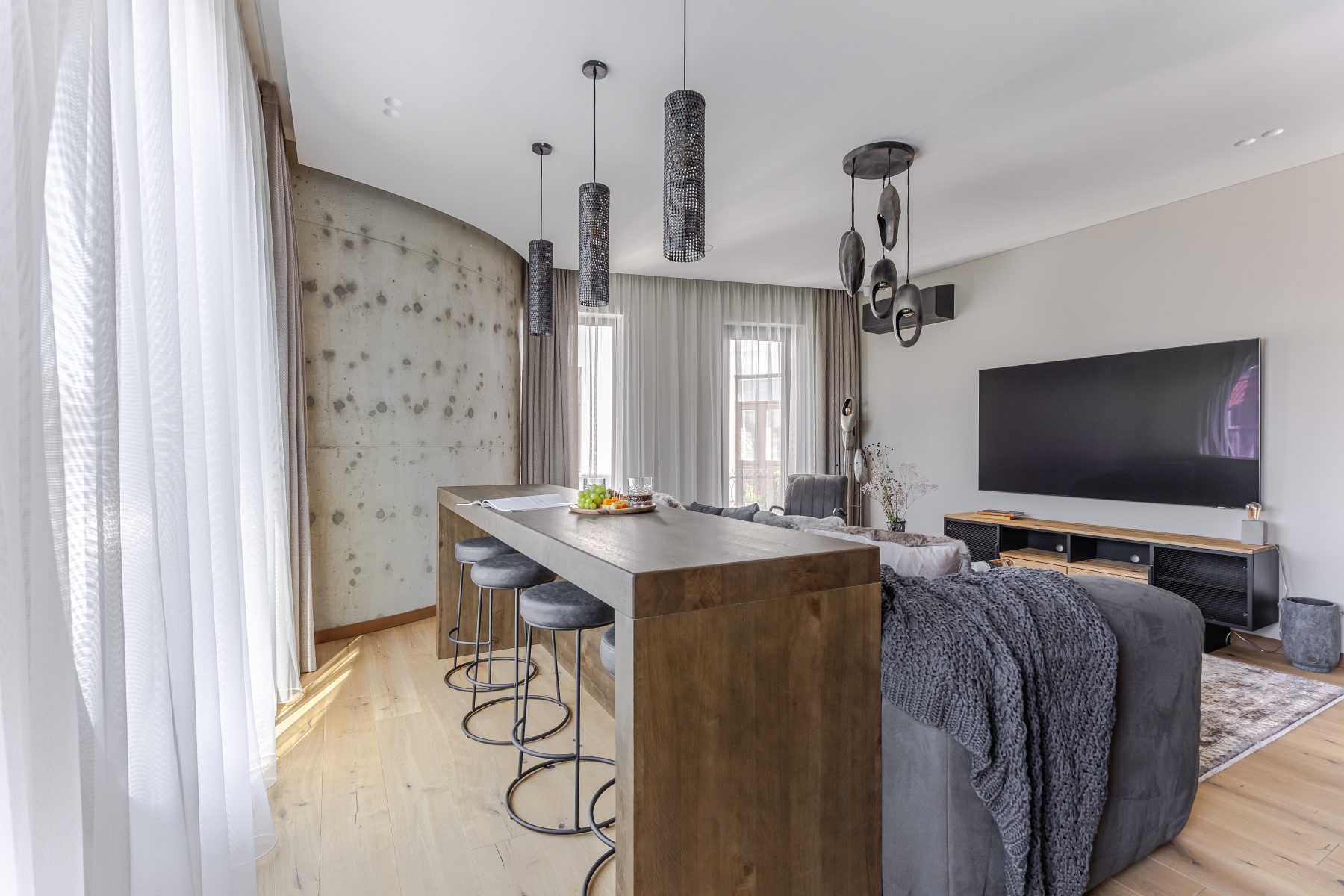 Moderni svetainė su jaukia atmosfera ir natūralia šviesa