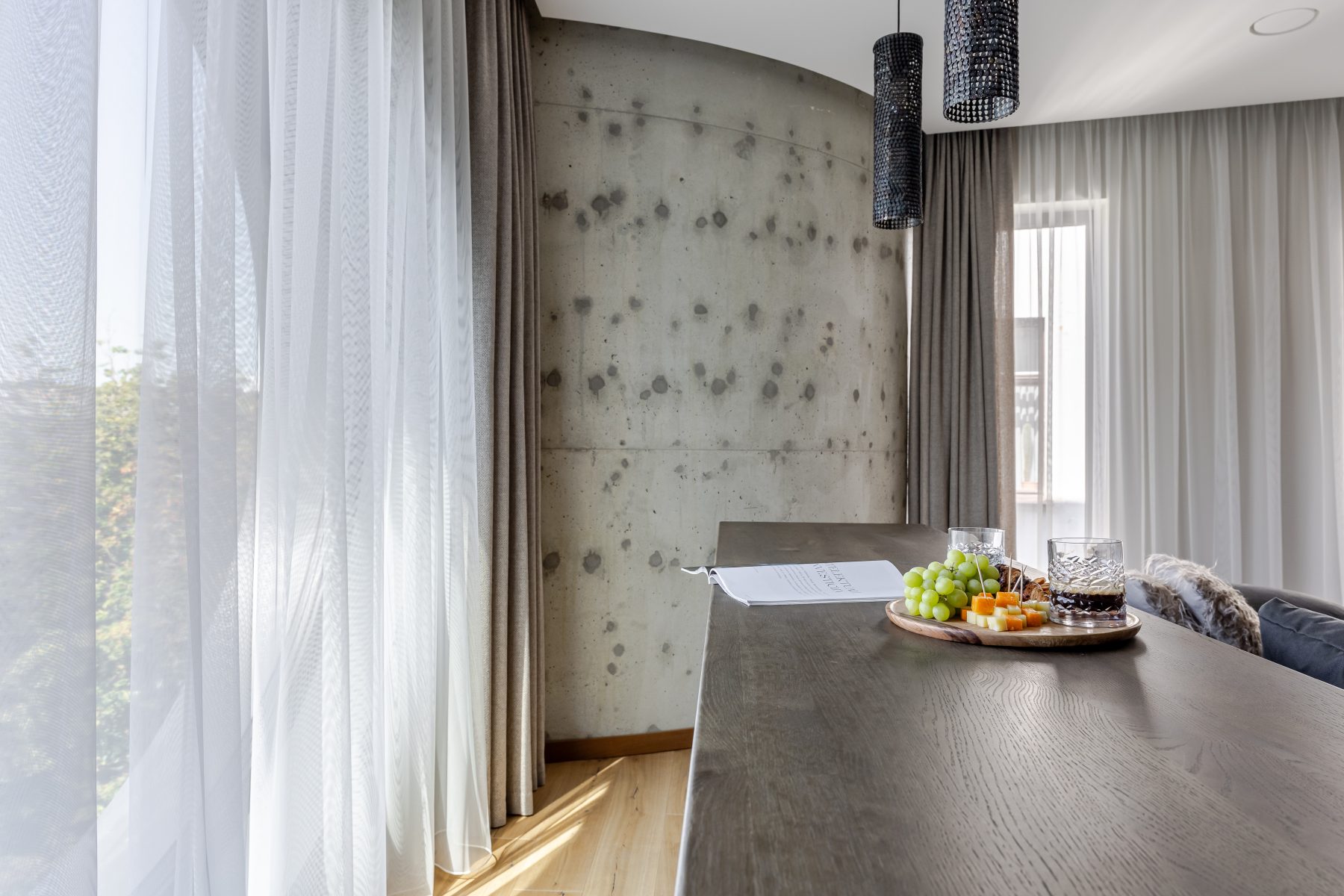 Moderni virtuvė su integruota buitine technika ir valgomuoju