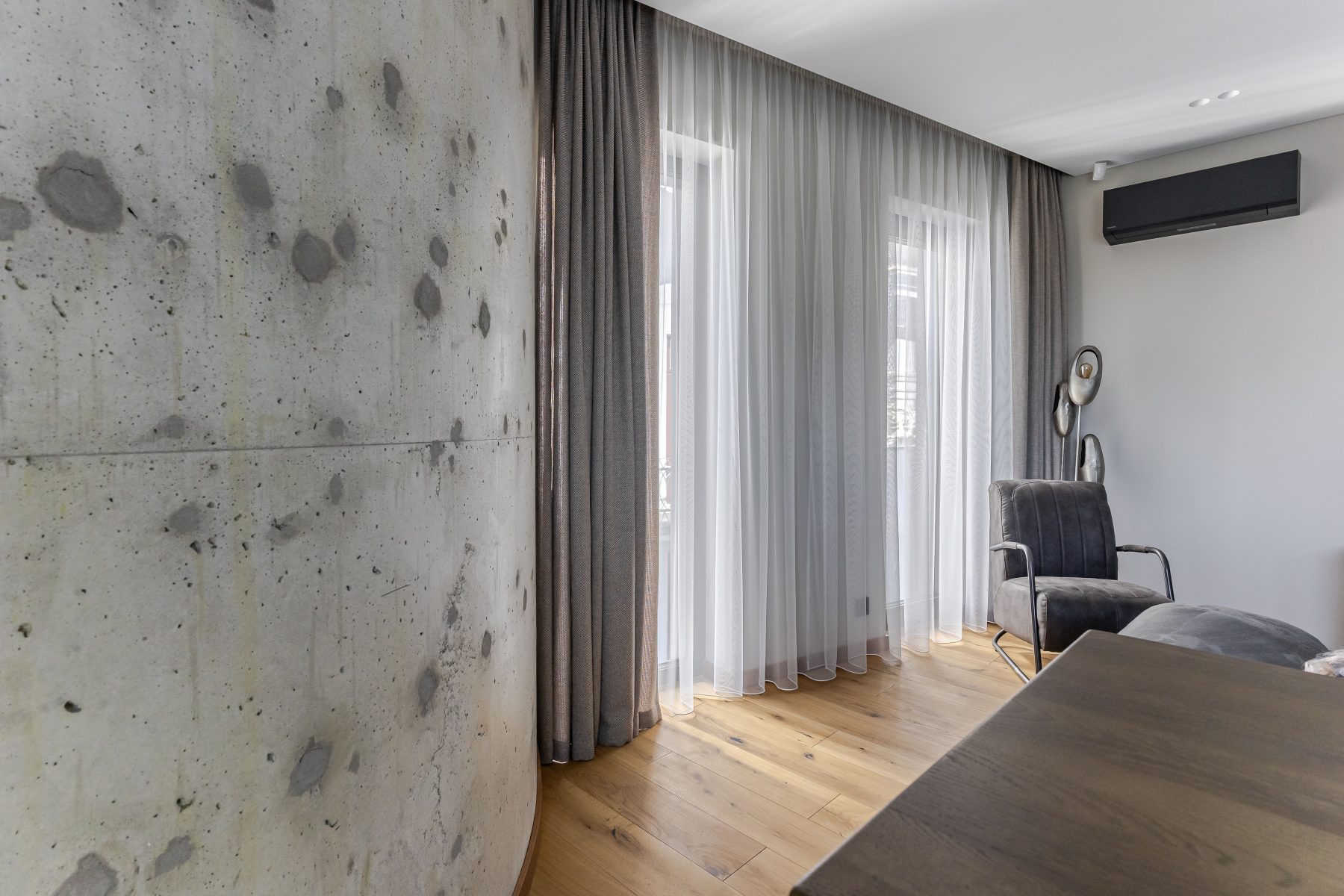 Moderni svetainė su jaukia atmosfera ir natūralia šviesa