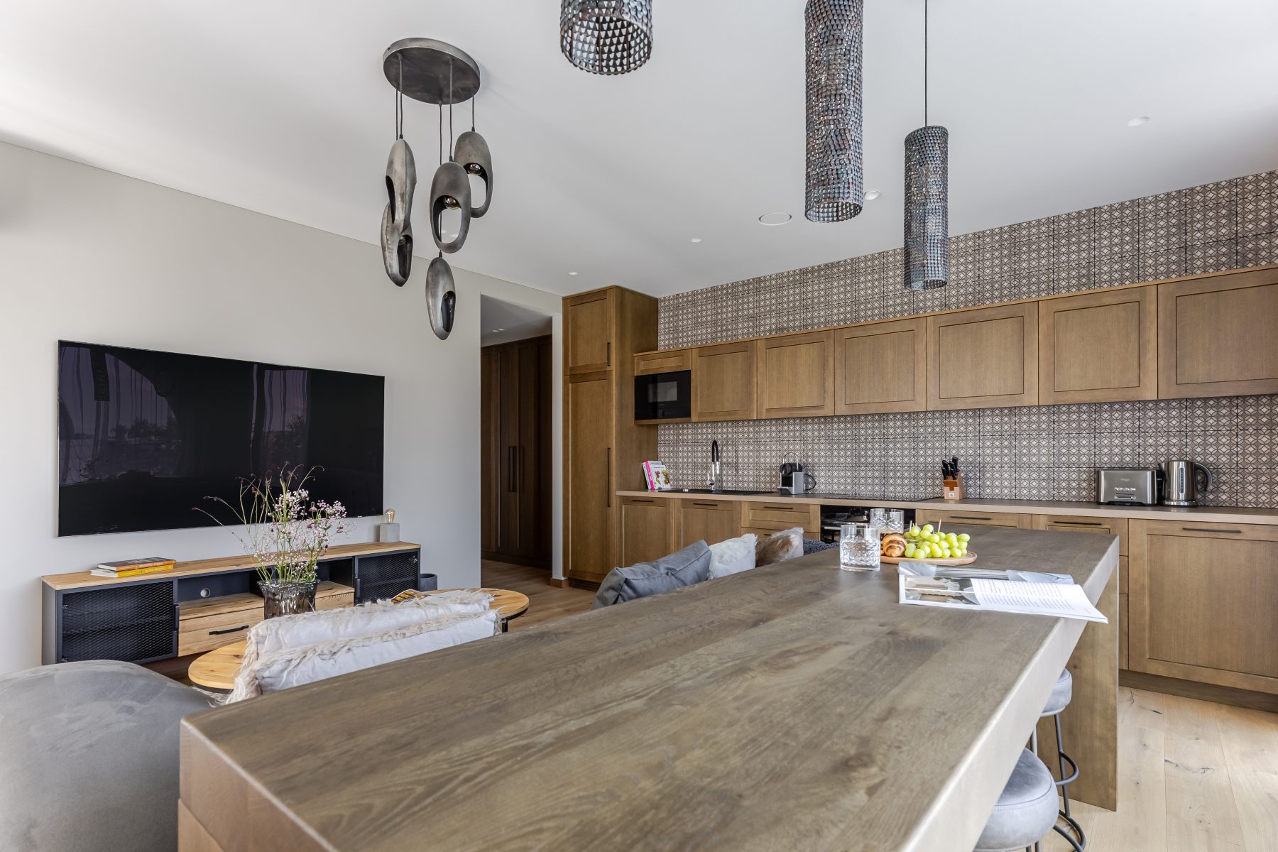 Moderni svetainė su jaukia atmosfera ir natūralia šviesa