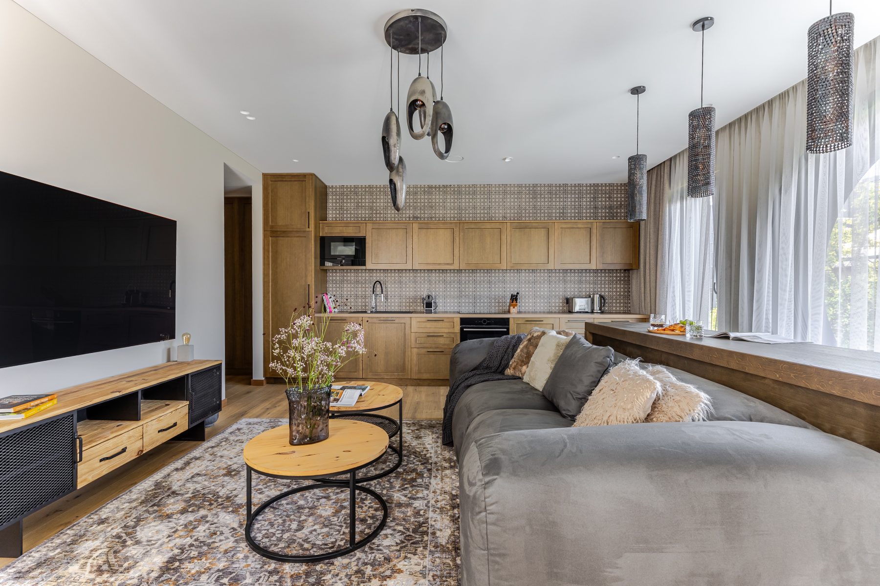 Moderni svetainė su jaukia atmosfera ir natūralia šviesa