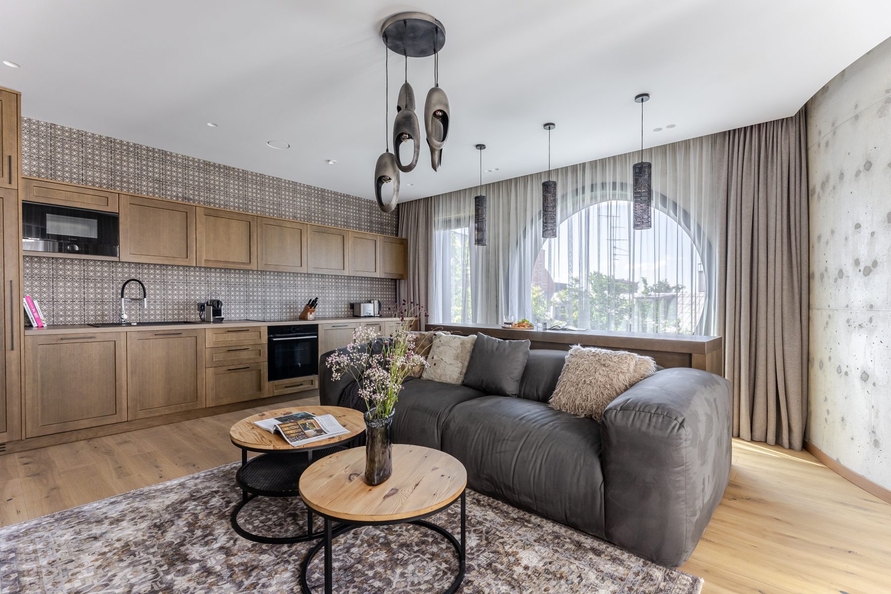 Moderni svetainė su jaukia atmosfera ir natūralia šviesa