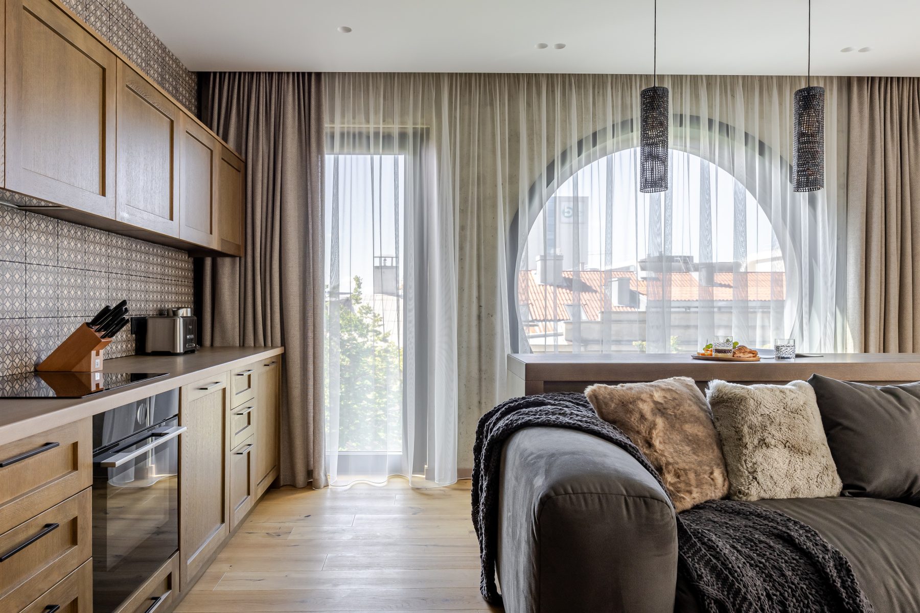 Moderni svetainė su jaukia atmosfera ir natūralia šviesa