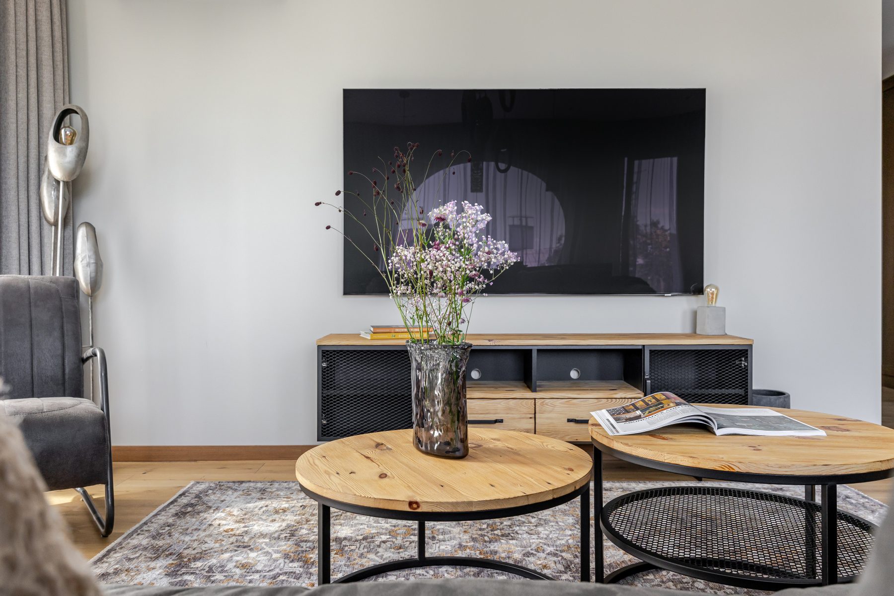 Moderni svetainė su jaukia atmosfera ir natūralia šviesa