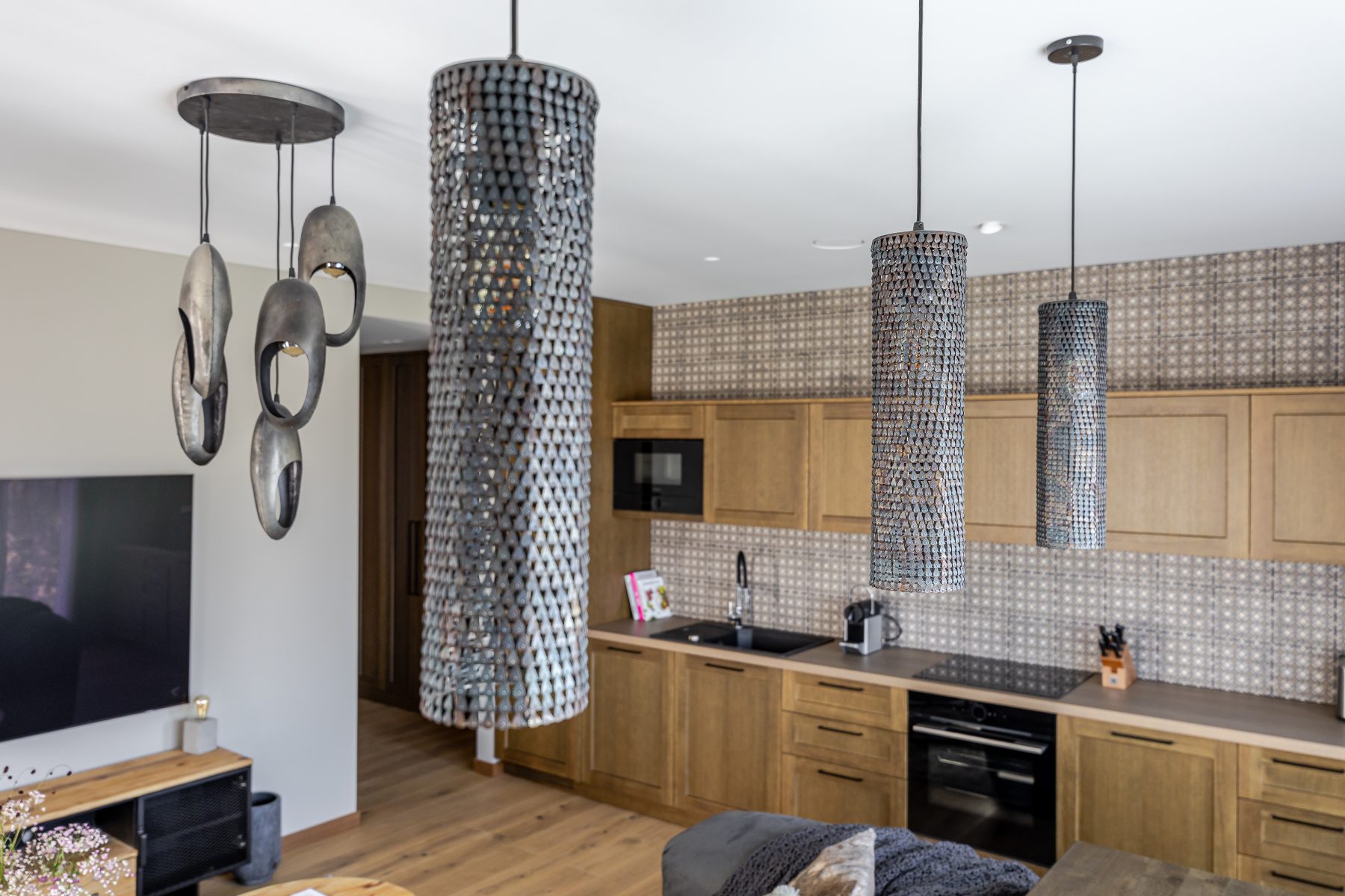 Moderni virtuvė su integruota buitine technika ir valgomuoju