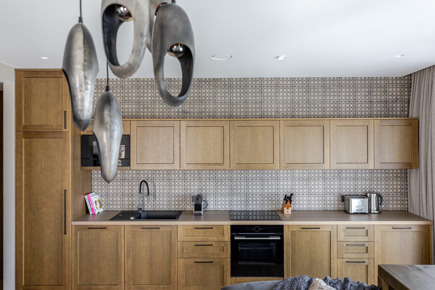 Moderni virtuvė su integruota buitine technika ir valgomuoju