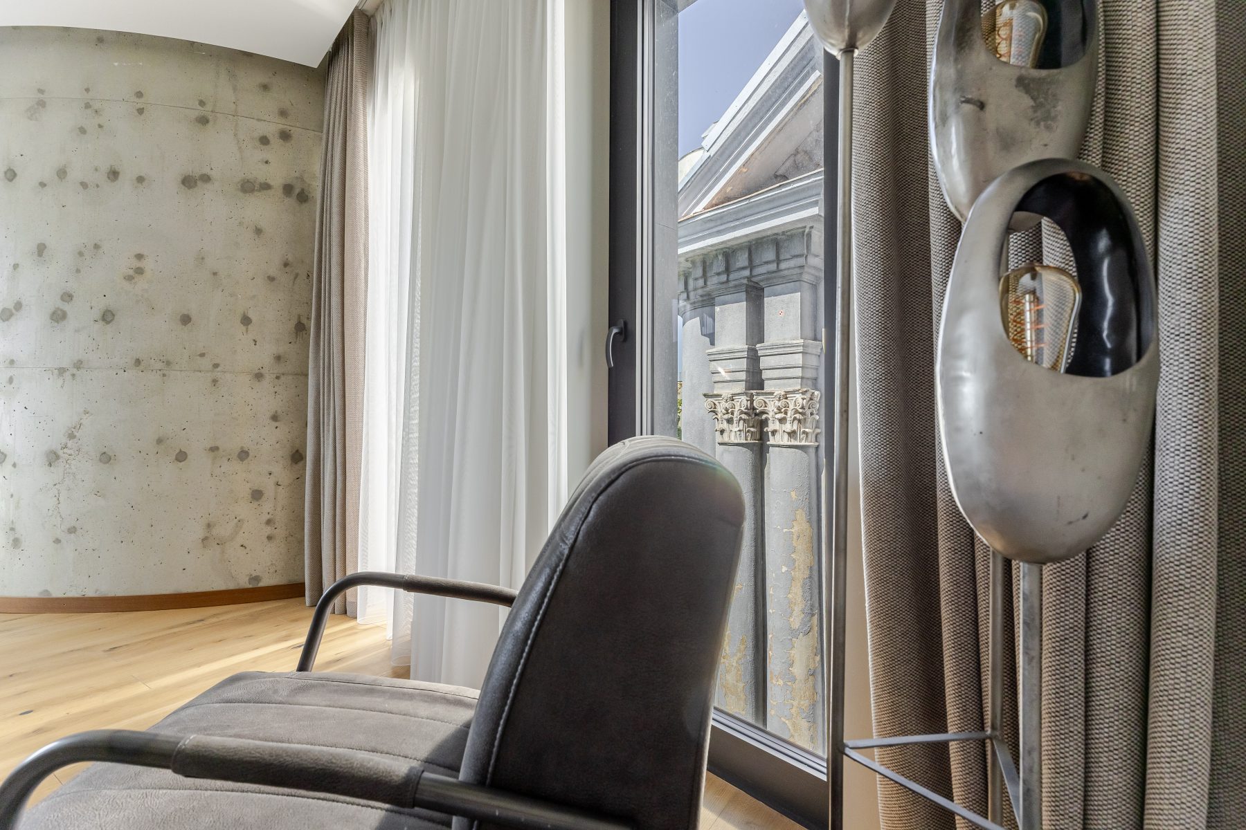 Moderni svetainė su jaukia atmosfera ir natūralia šviesa