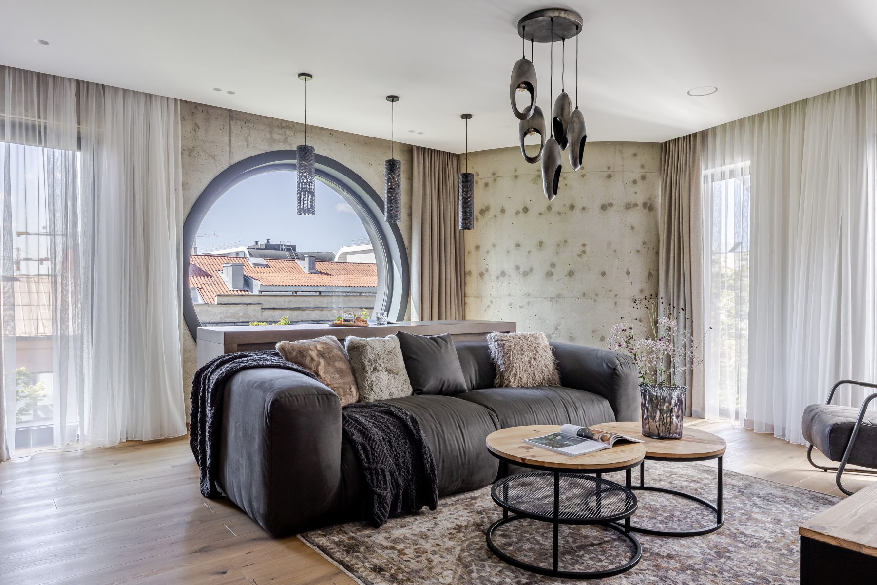 Moderni svetainė su jaukia atmosfera ir natūralia šviesa