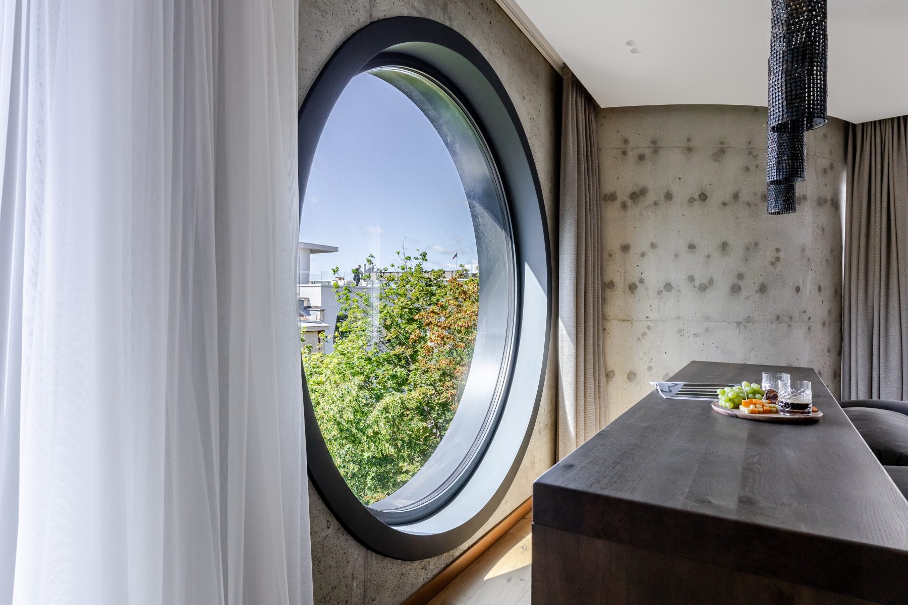 Moderni virtuvė su integruota buitine technika ir valgomuoju