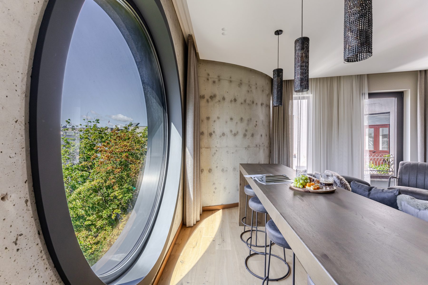 Moderni virtuvė su integruota buitine technika ir valgomuoju