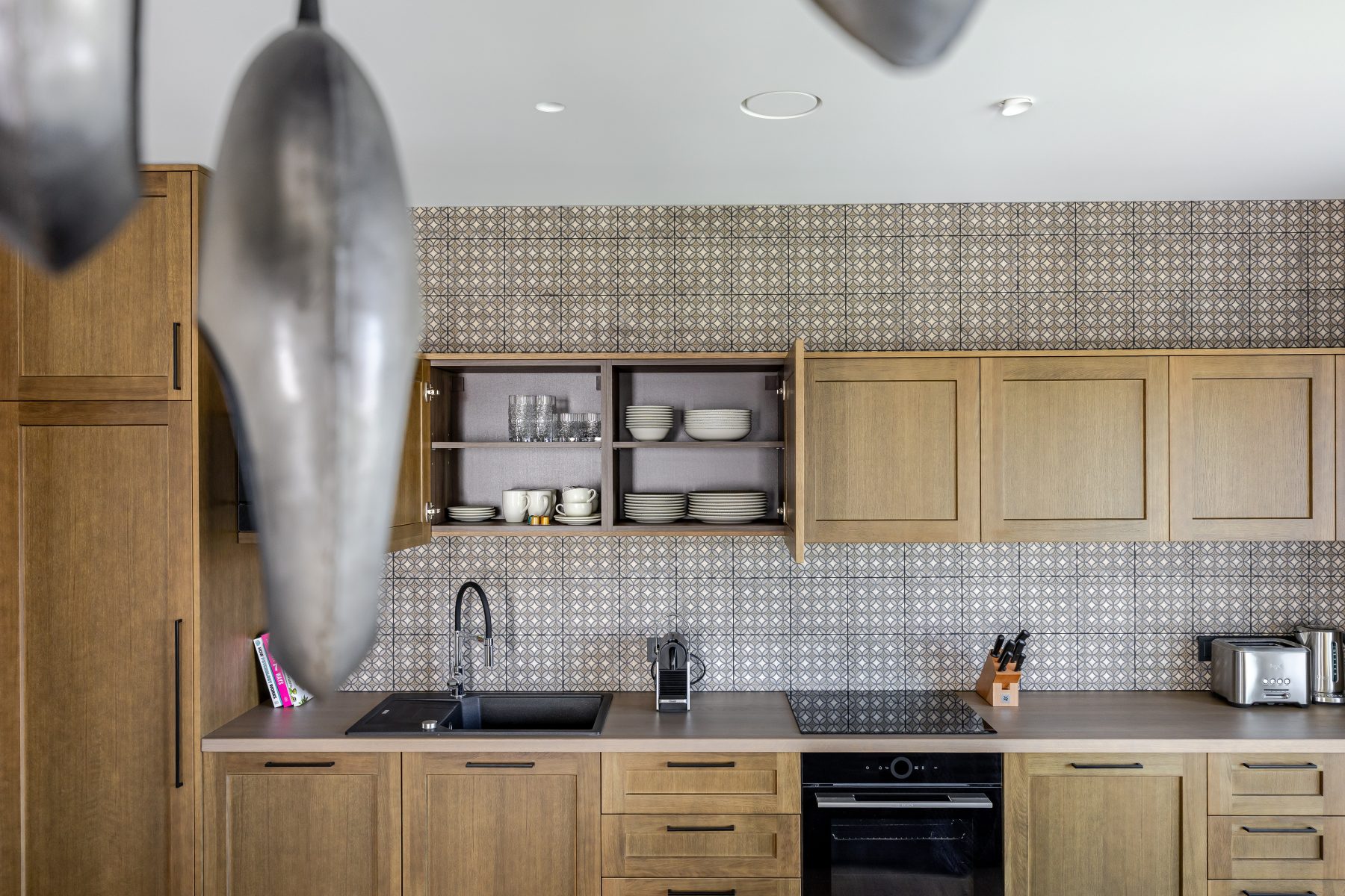 Moderni virtuvė su integruota buitine technika ir valgomuoju