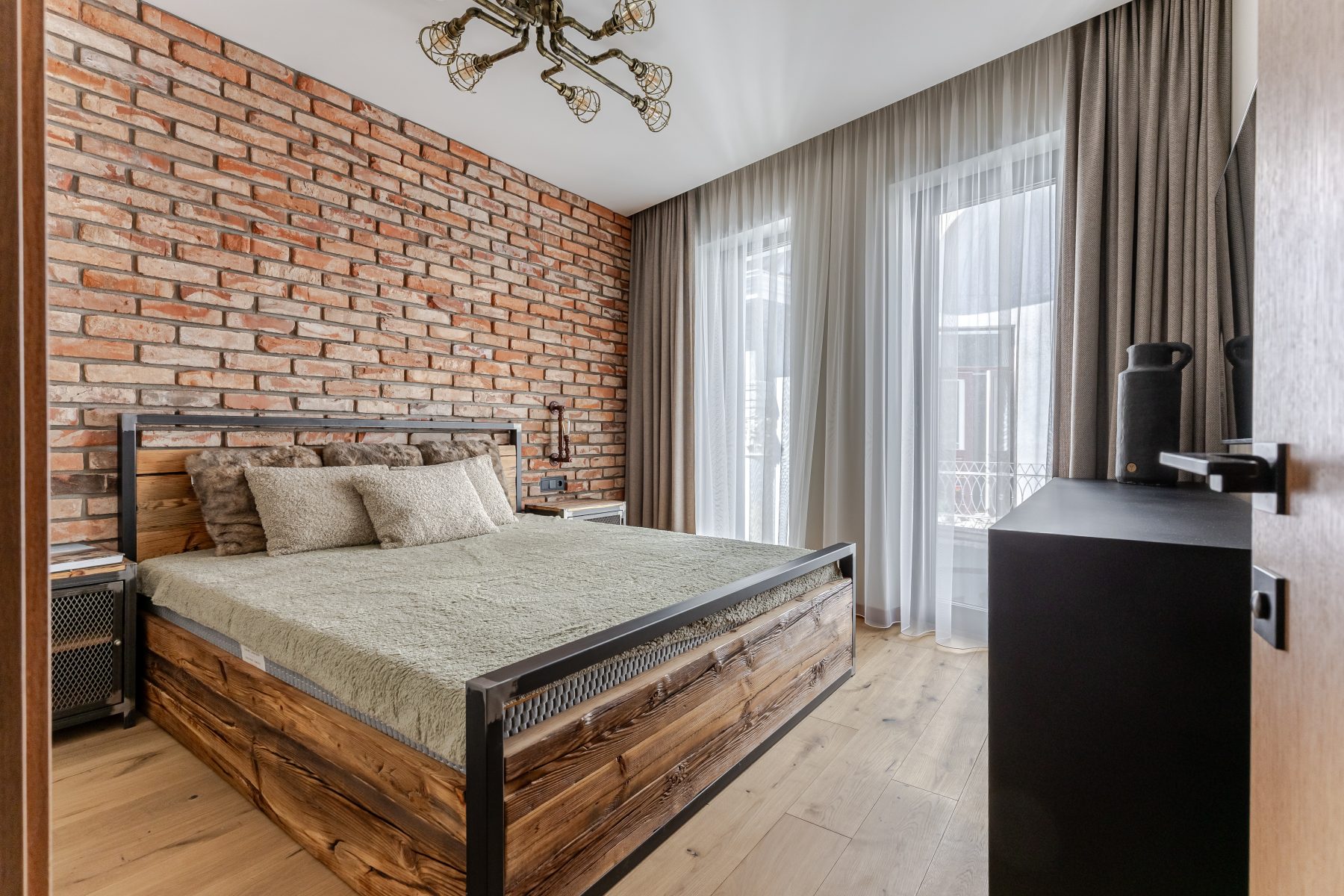 Miegamasis su modernia apdaila ir minimalistiniu interjeru